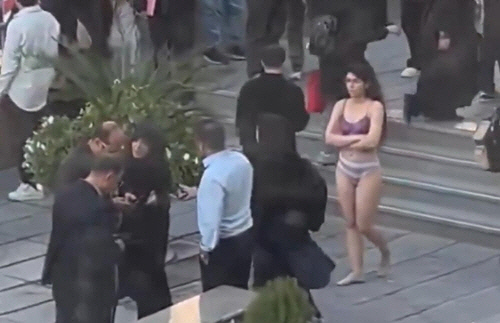 히잡 단속 항의하며 속옷 차림으로 걸어다니는 이란 여자 대학생[X 캡처]